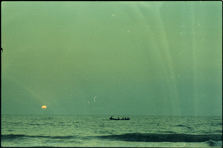 Barco no mar sob luz melancólica